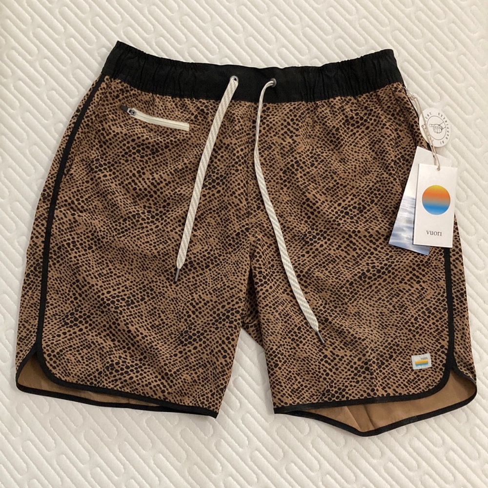 NWT Vuori Banks Short 7.5” Inseam Camel Lumen Orange Black Medium